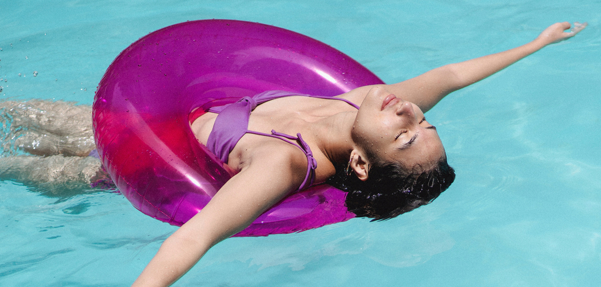 CONSELLS PER A GAUDIR DELS CAPBUSSONS  A LA PISCINA SENSE PREOCUPAR-TE PELS EFECTES DEL CLOR